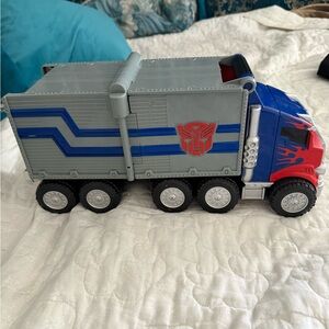 Transforers uptimus prime truck and gun